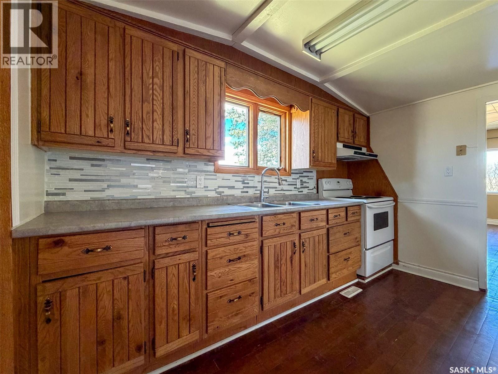 225 1st Avenue W, Frontier, Saskatchewan  S0N 0W0 - Photo 15 - SK034796