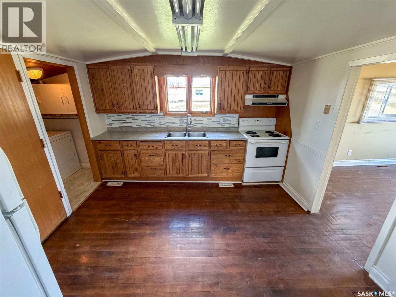 225 1st Avenue W, Frontier, Saskatchewan  S0N 0W0 - Photo 16 - SK034796