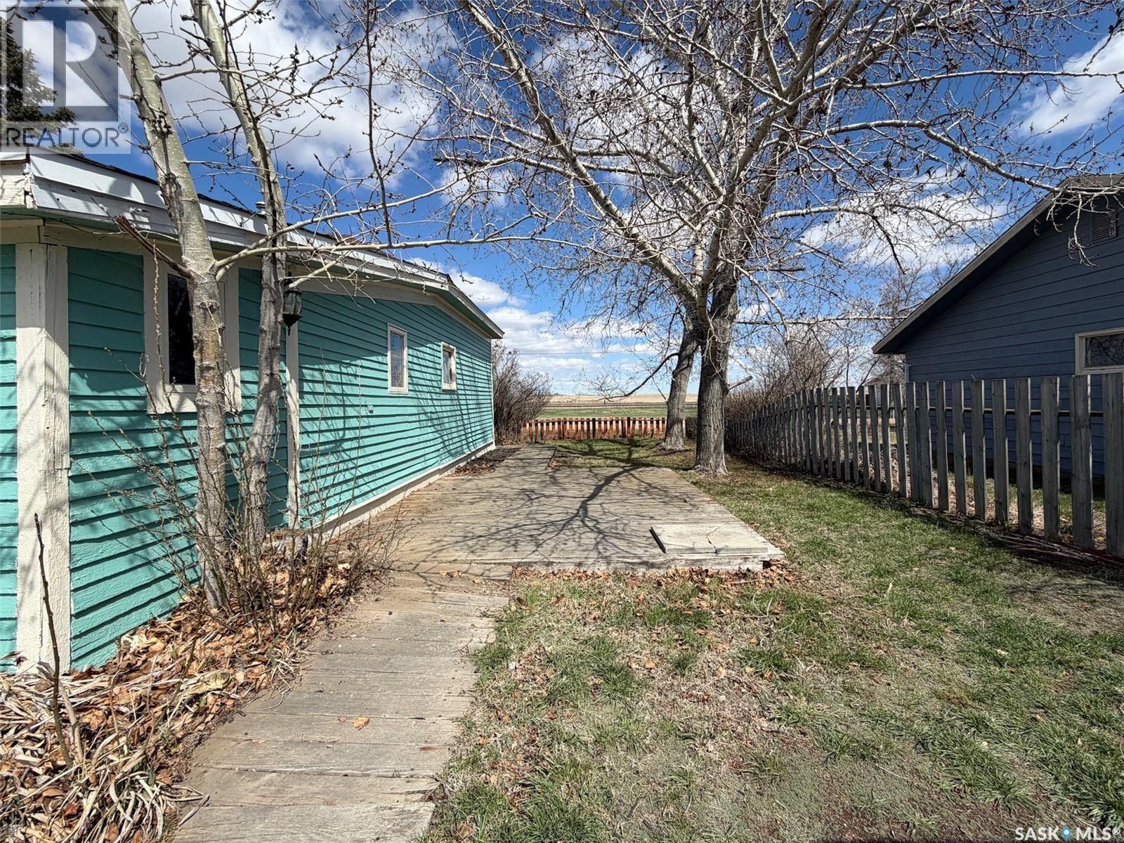 225 1st Avenue W, Frontier, Saskatchewan  S0N 0W0 - Photo 31 - SK034796