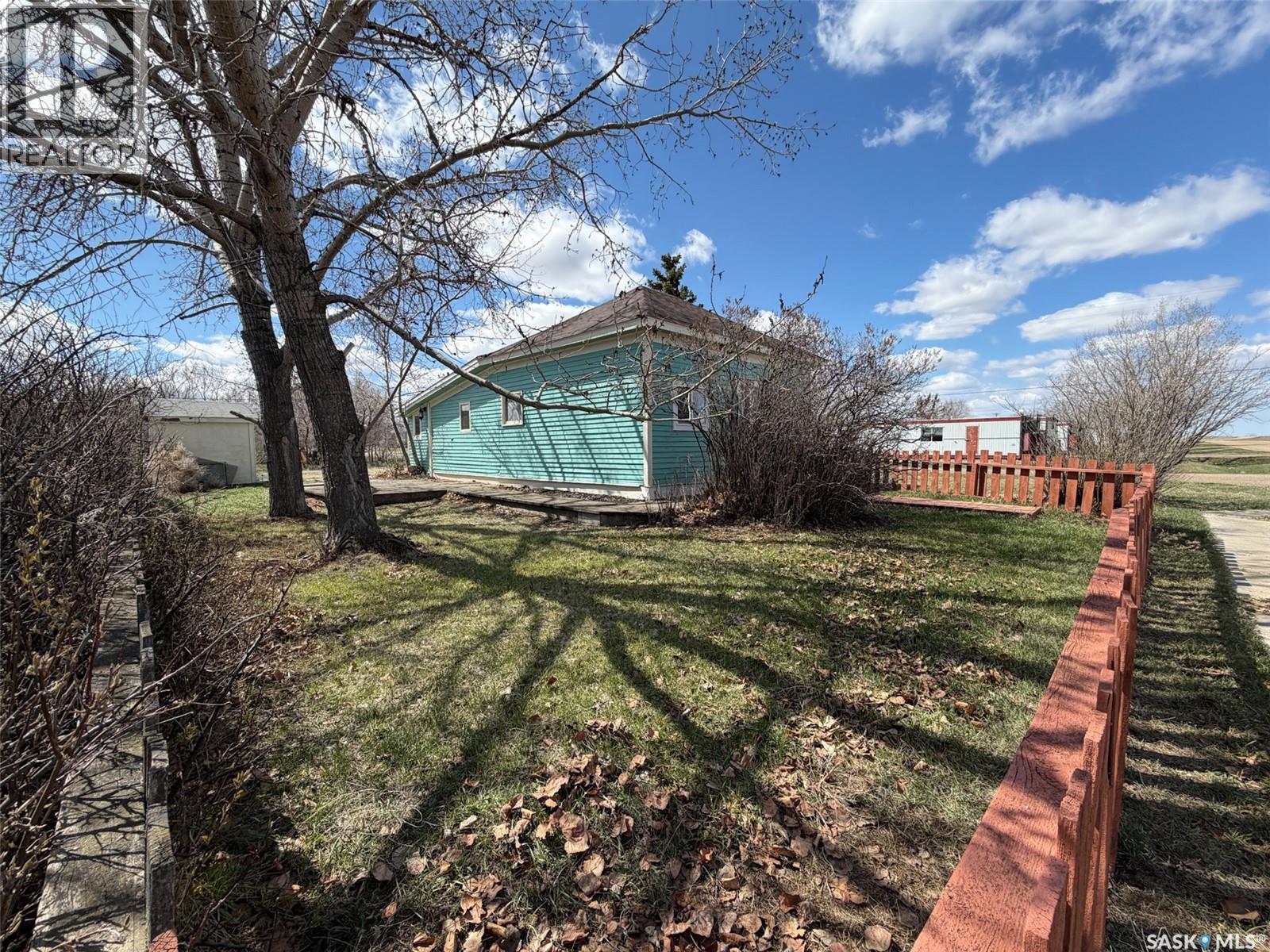 225 1st Avenue W, Frontier, Saskatchewan  S0N 0W0 - Photo 34 - SK034796