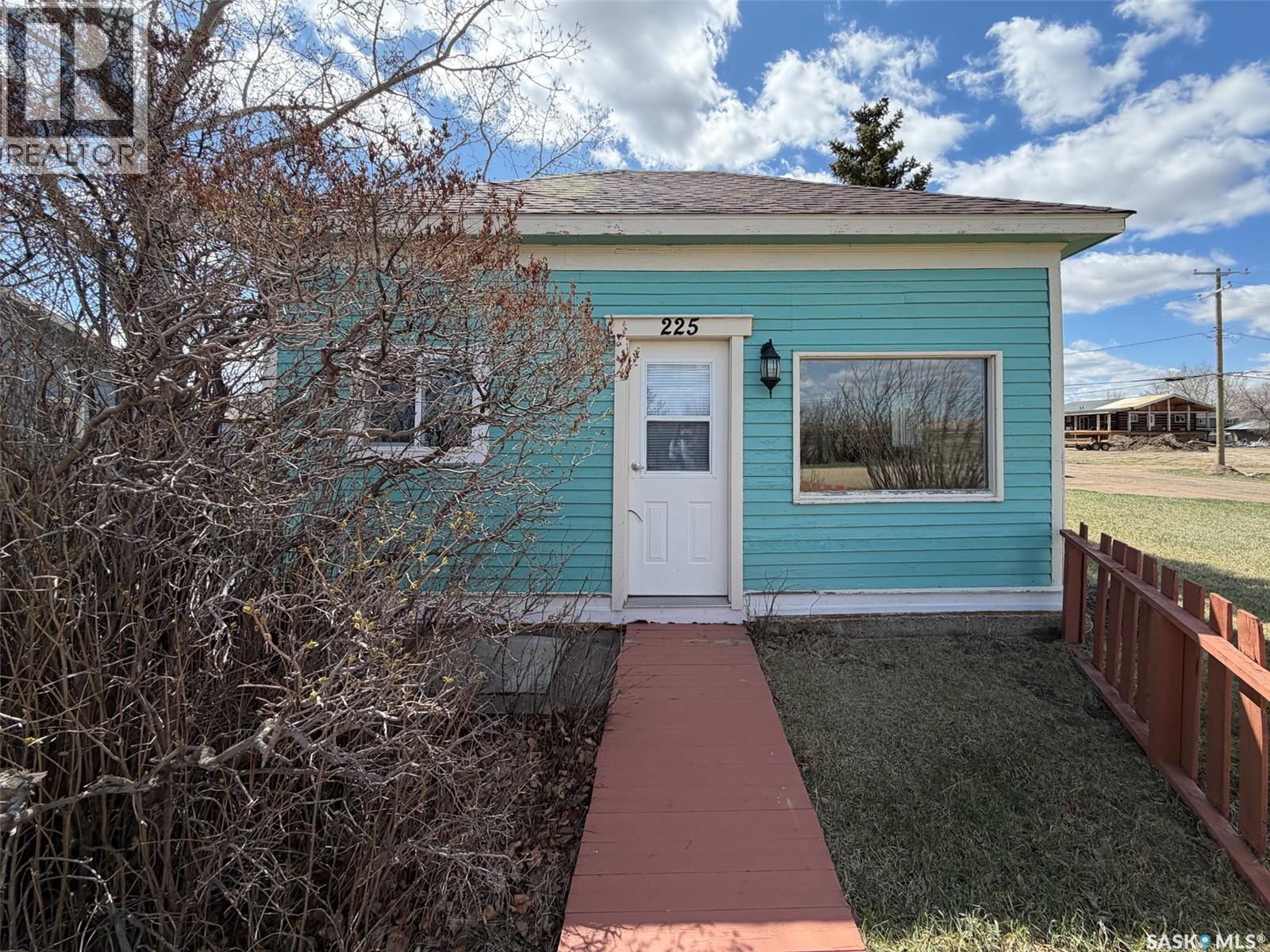 225 1st Avenue W, Frontier, Saskatchewan  S0N 0W0 - Photo 4 - SK034796