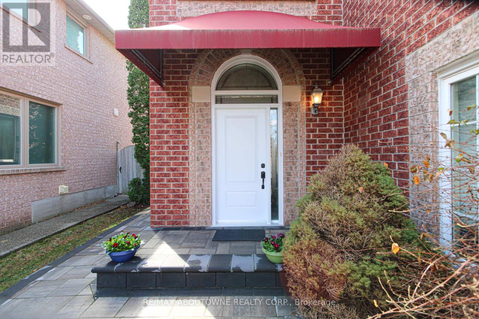 2216 Norfolk Drive, Oakville, Ontario  L6H 6H4 - Photo 4 - W12963222