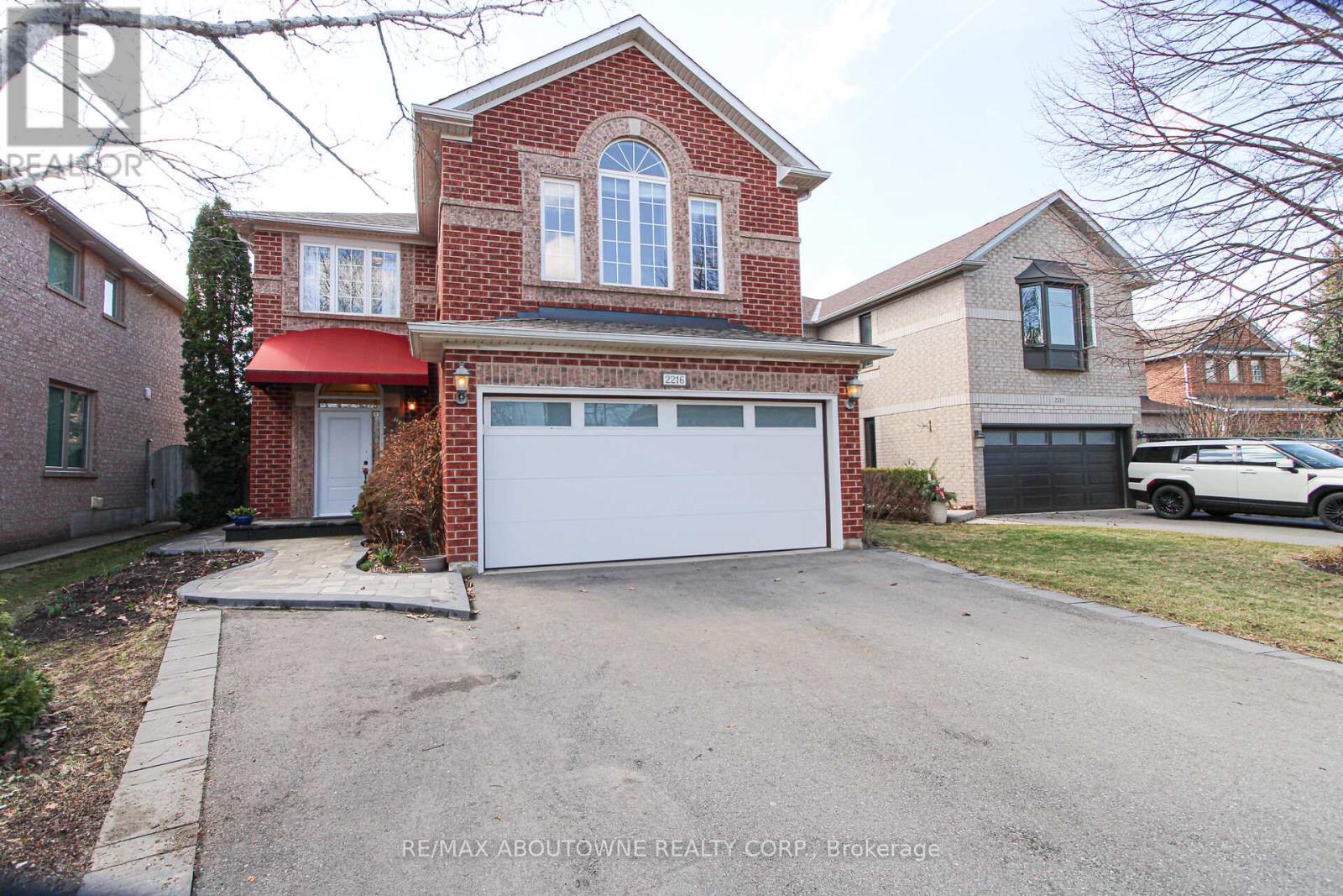 2216 Norfolk Drive, Oakville, Ontario  L6H 6H4 - Photo 3 - W12963222