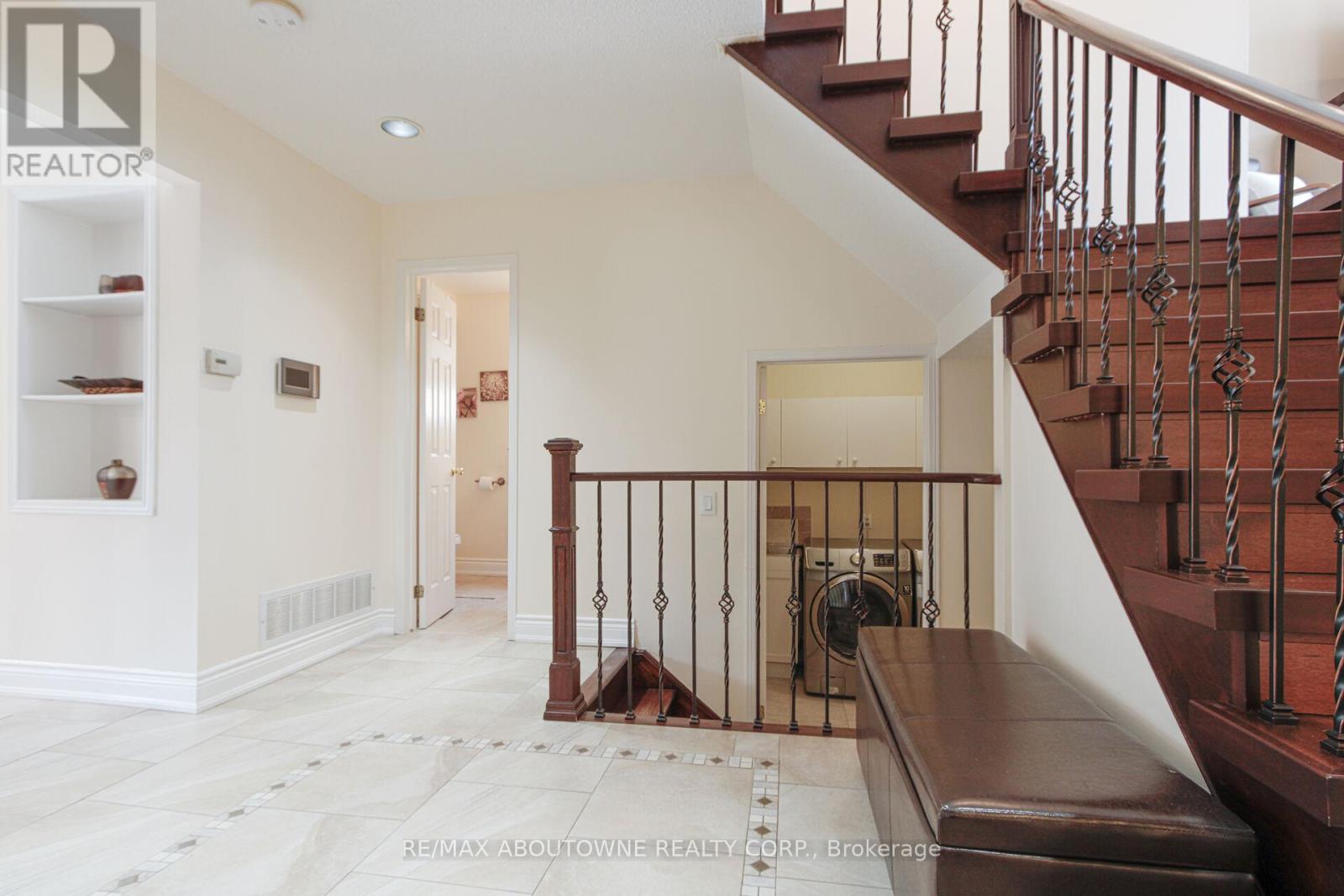 2216 Norfolk Drive, Oakville, Ontario  L6H 6H4 - Photo 6 - W12963222