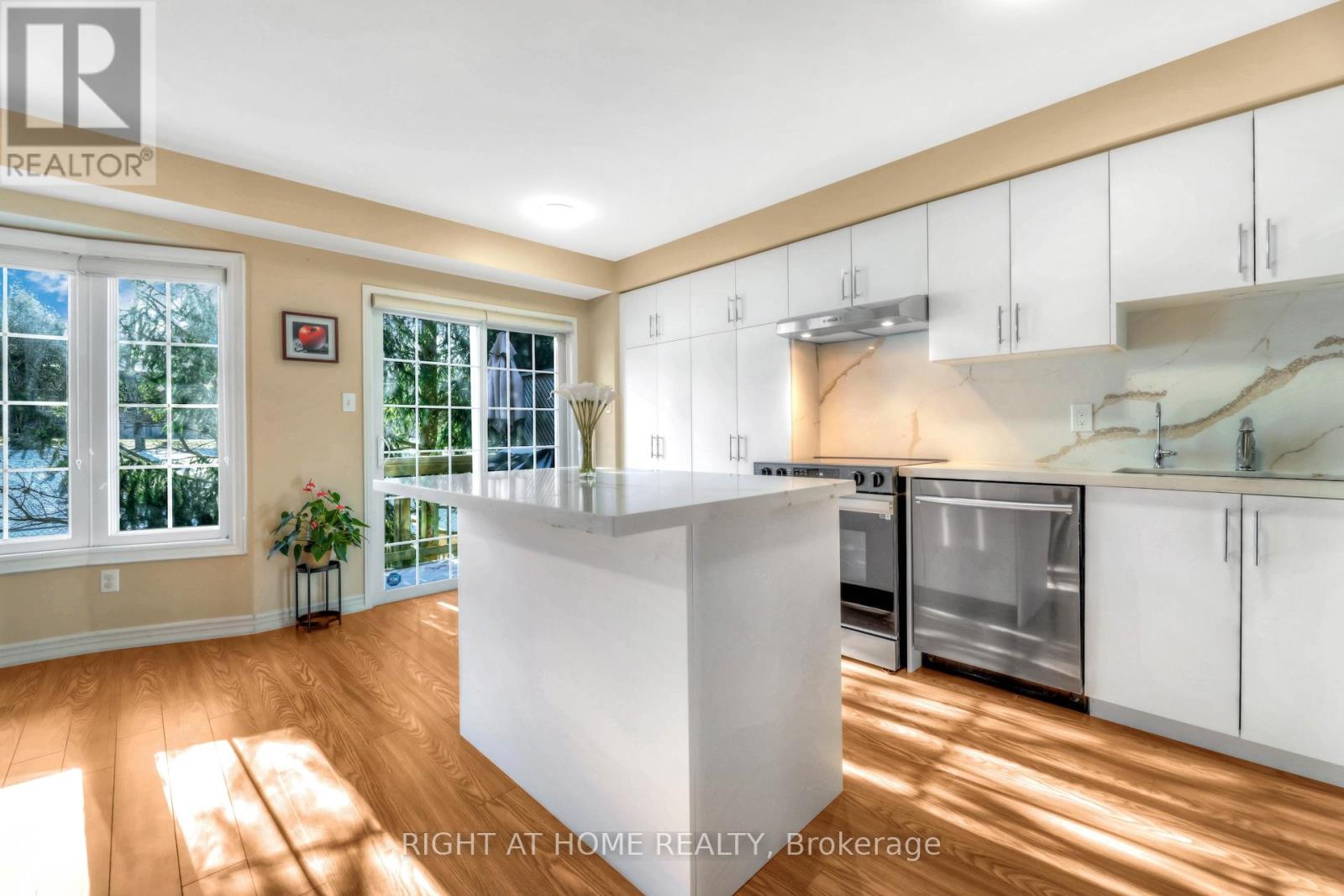130 MOSAICS AVENUE, Aurora, Ontario