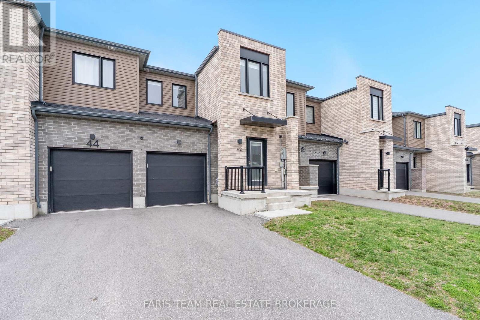 42 Fairlane Avenue, Barrie (Painswick South), Ontario  L9J 0M9 - Photo 3 - S13079640