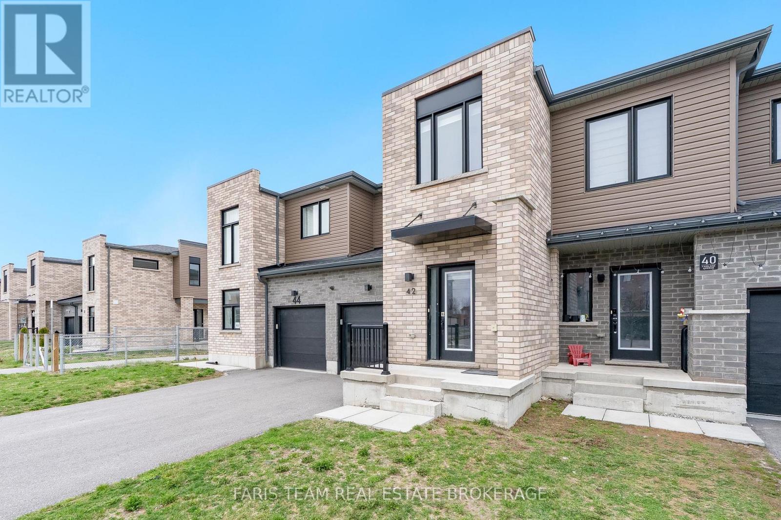 42 Fairlane Avenue, Barrie (Painswick South), Ontario  L9J 0M9 - Photo 4 - S13079640