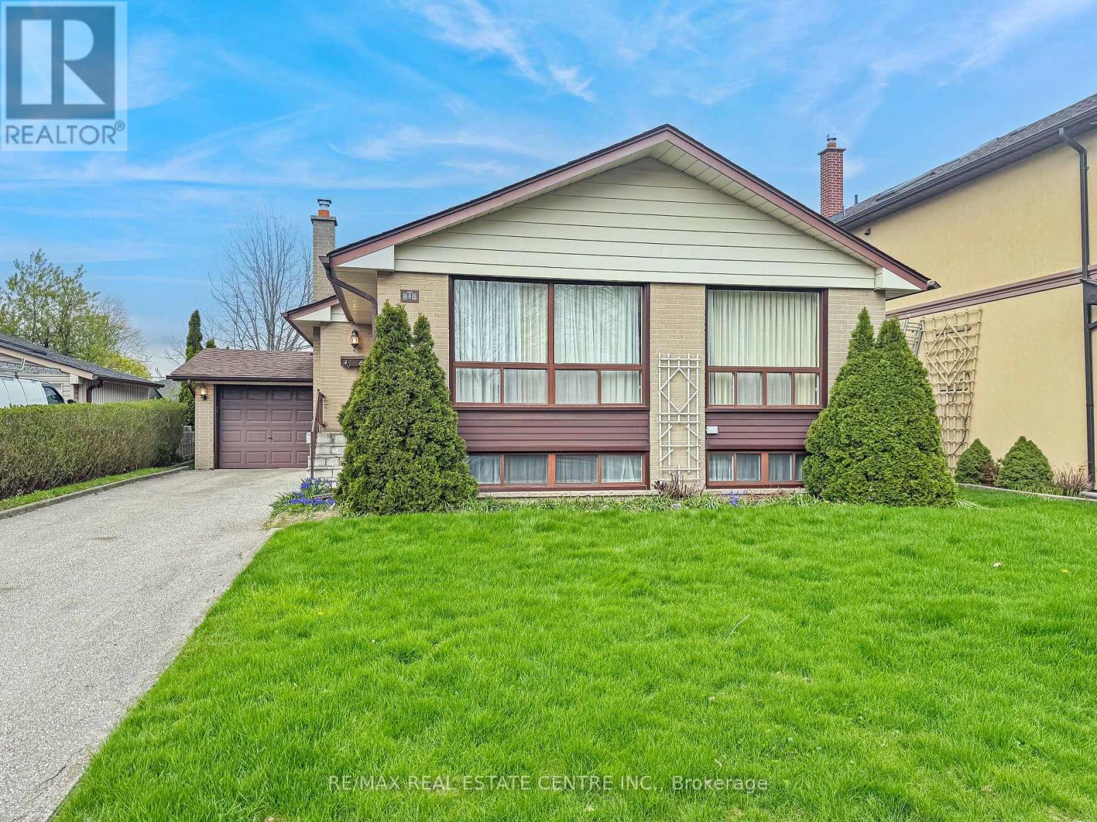8 POWBURN PLACE, Toronto, Ontario