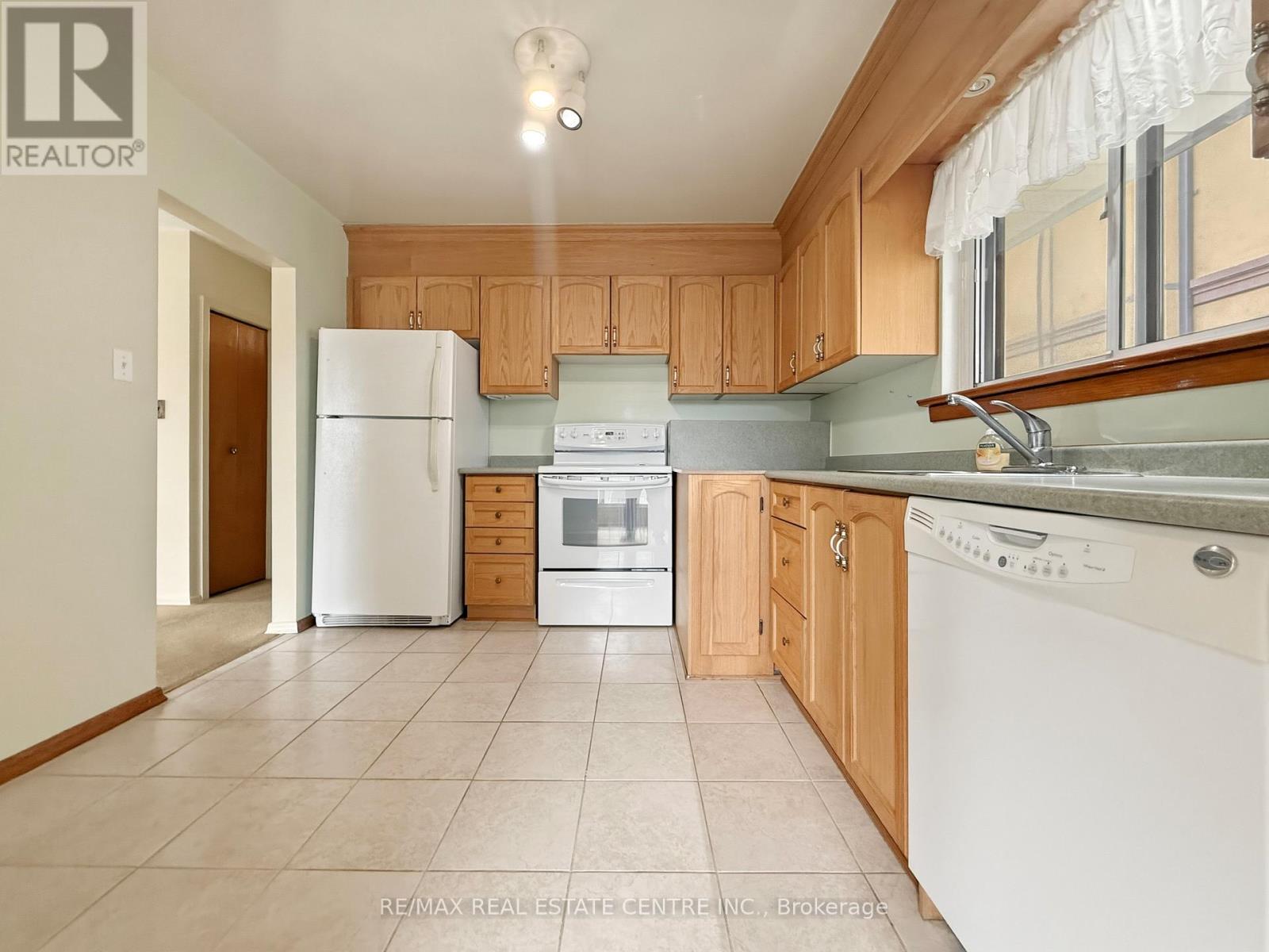 8 Powburn Place, Toronto, Ontario  M9R 2C6 - Photo 15 - W13079676