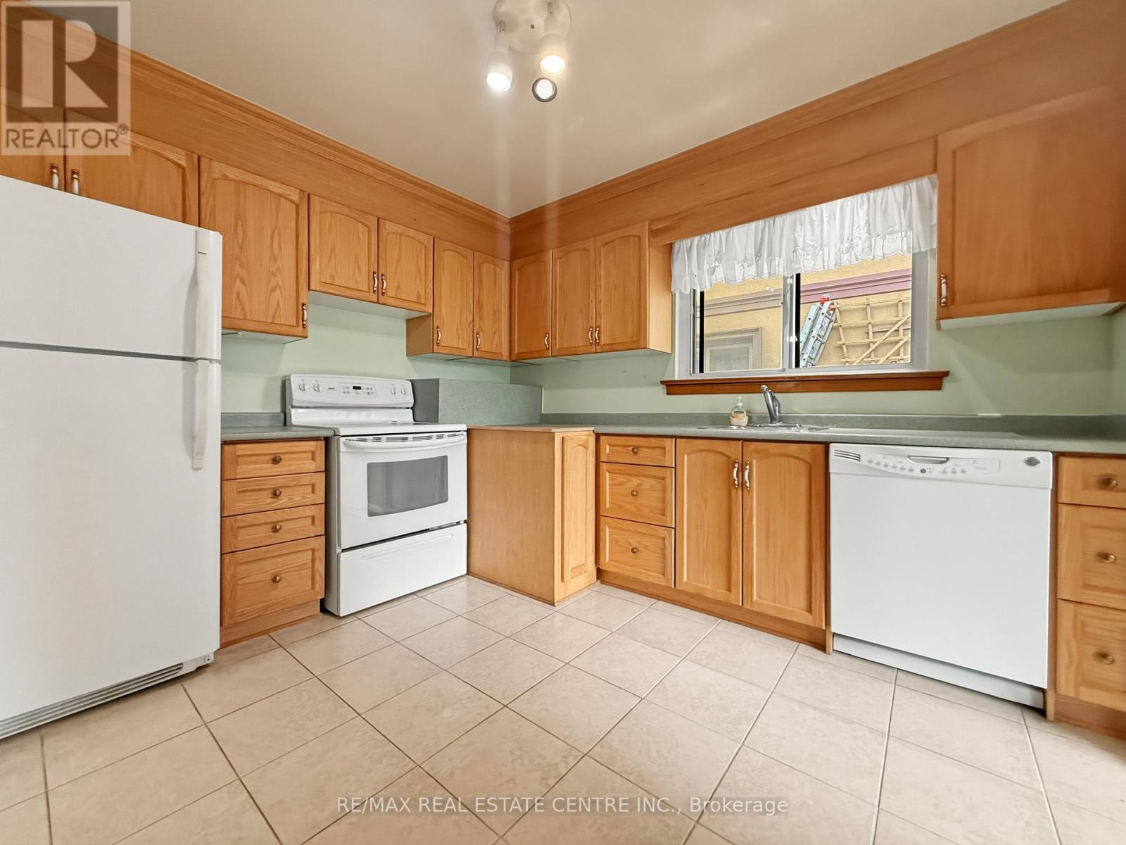 8 Powburn Place, Toronto, Ontario  M9R 2C6 - Photo 17 - W13079676