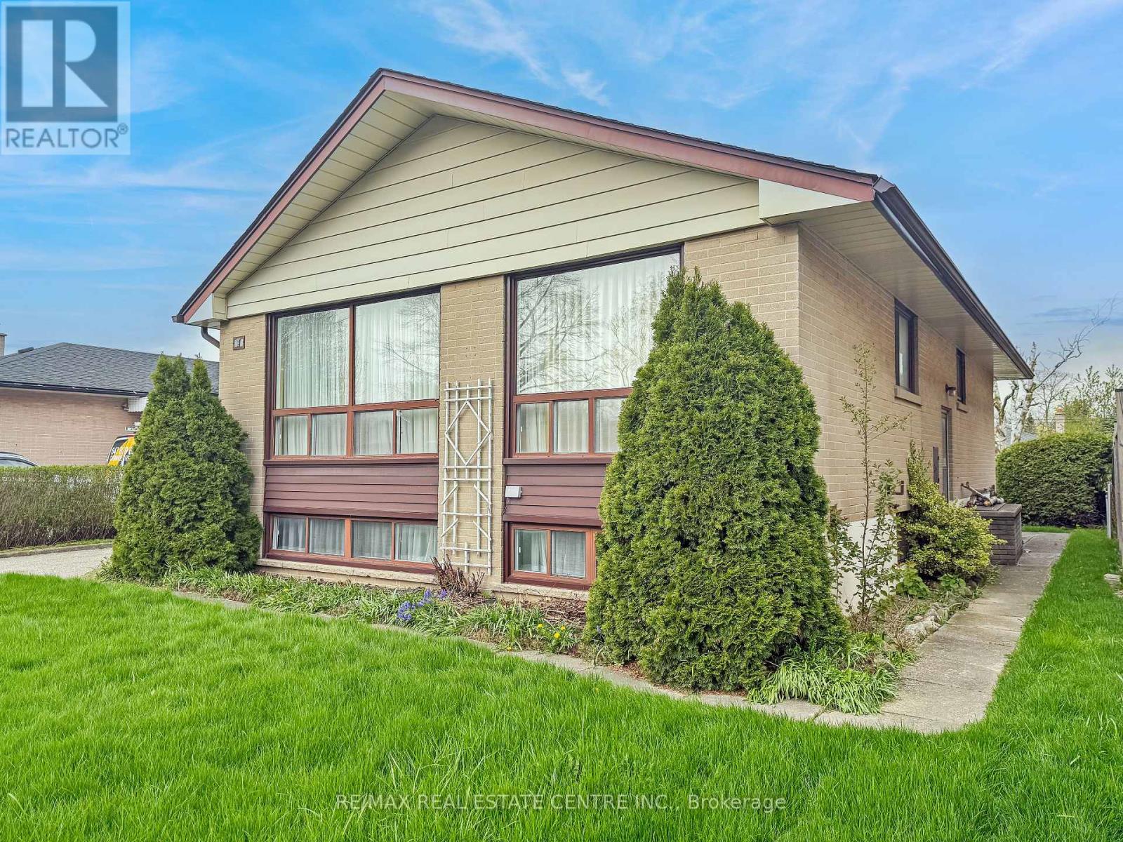 8 Powburn Place, Toronto, Ontario  M9R 2C6 - Photo 2 - W13079676