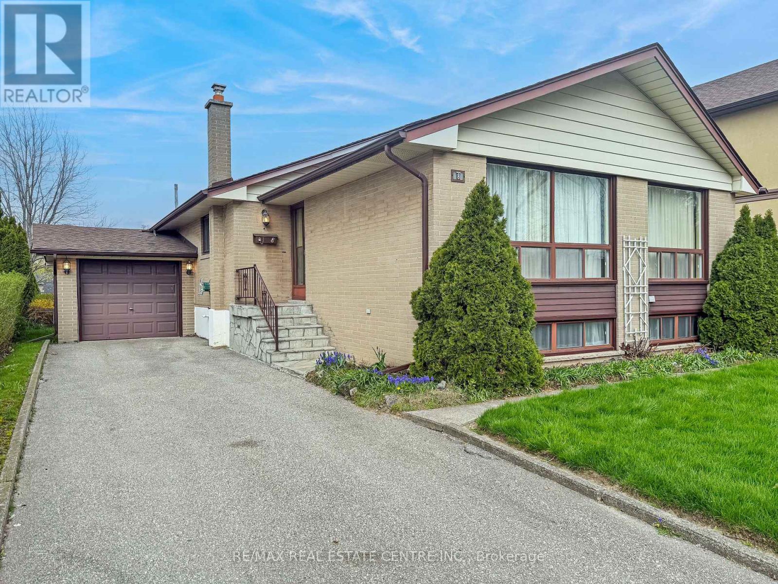 8 Powburn Place, Toronto, Ontario  M9R 2C6 - Photo 3 - W13079676