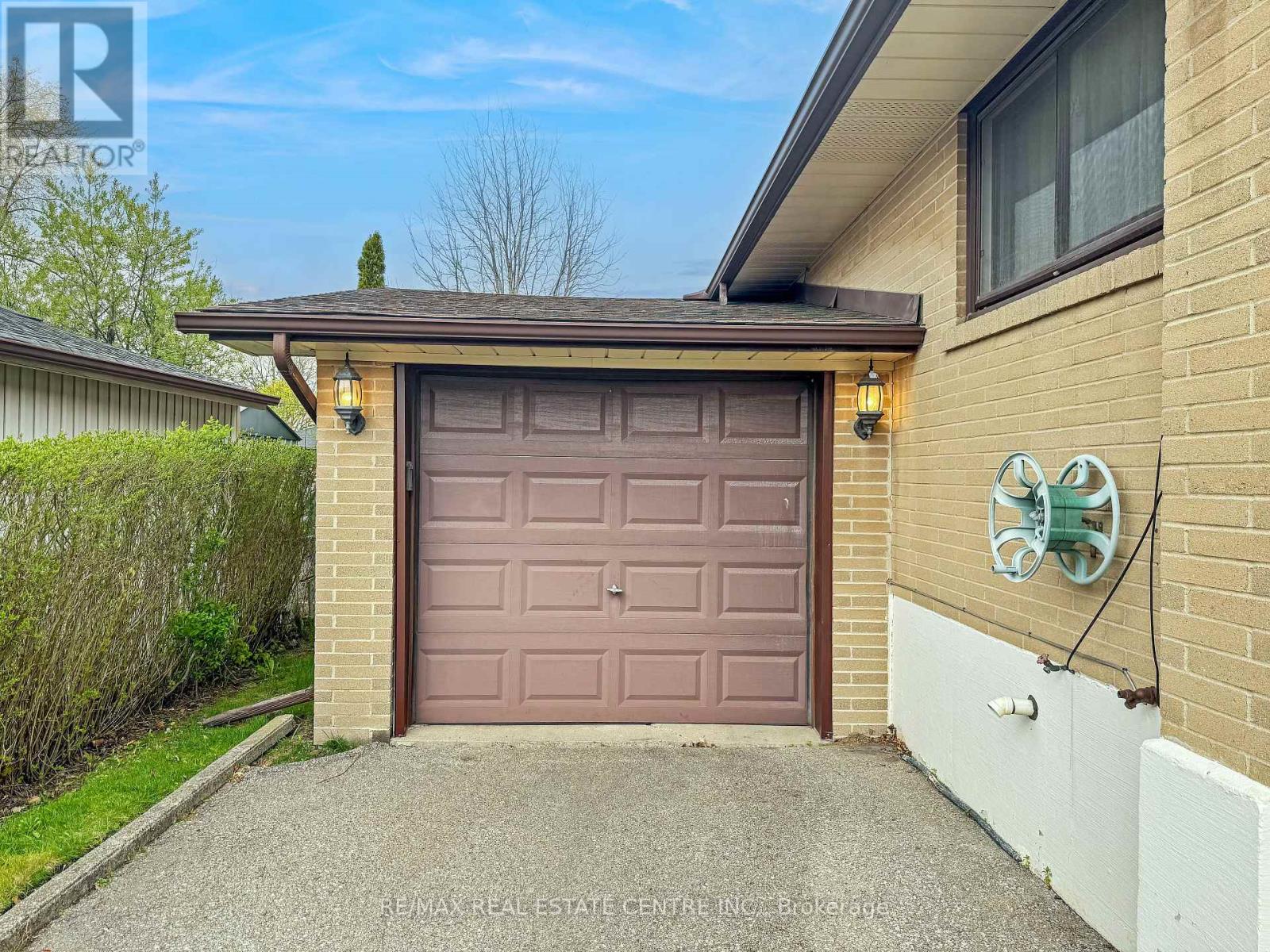 8 Powburn Place, Toronto, Ontario  M9R 2C6 - Photo 5 - W13079676