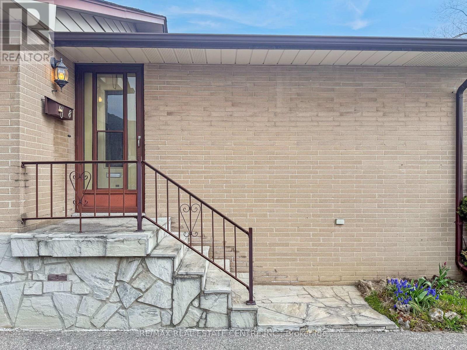 8 Powburn Place, Toronto, Ontario  M9R 2C6 - Photo 6 - W13079676