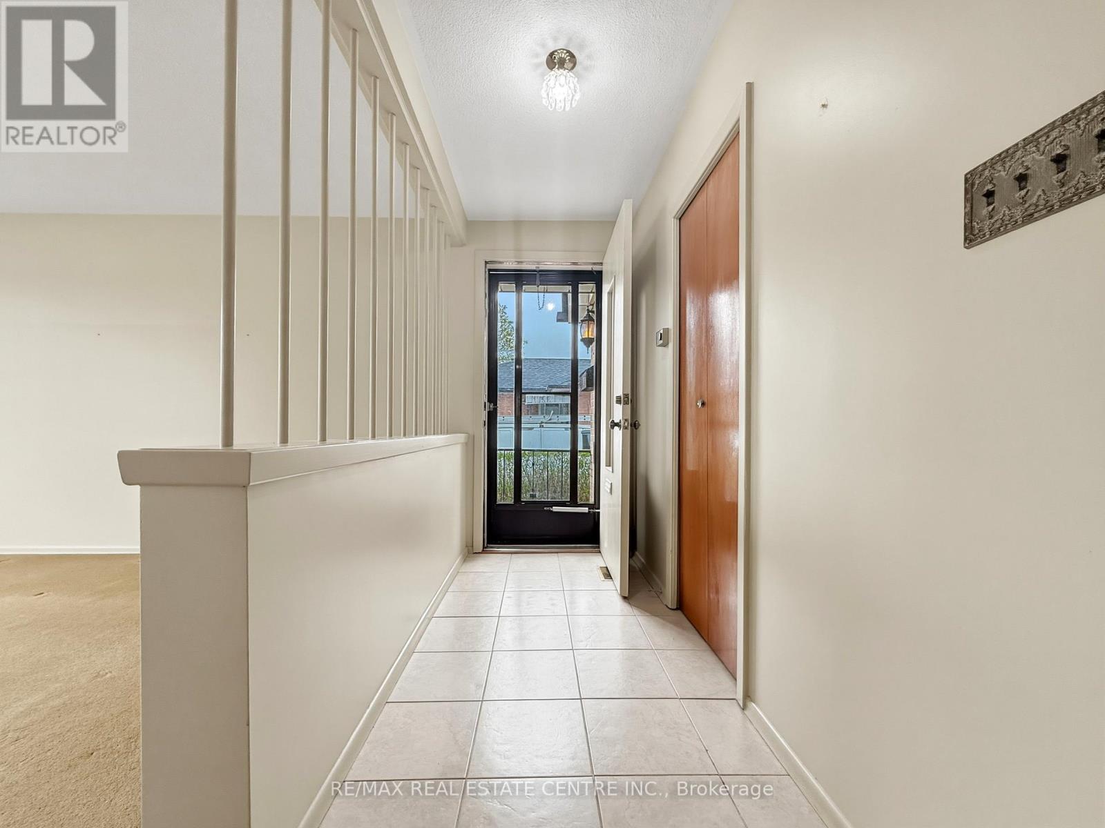8 Powburn Place, Toronto, Ontario  M9R 2C6 - Photo 7 - W13079676