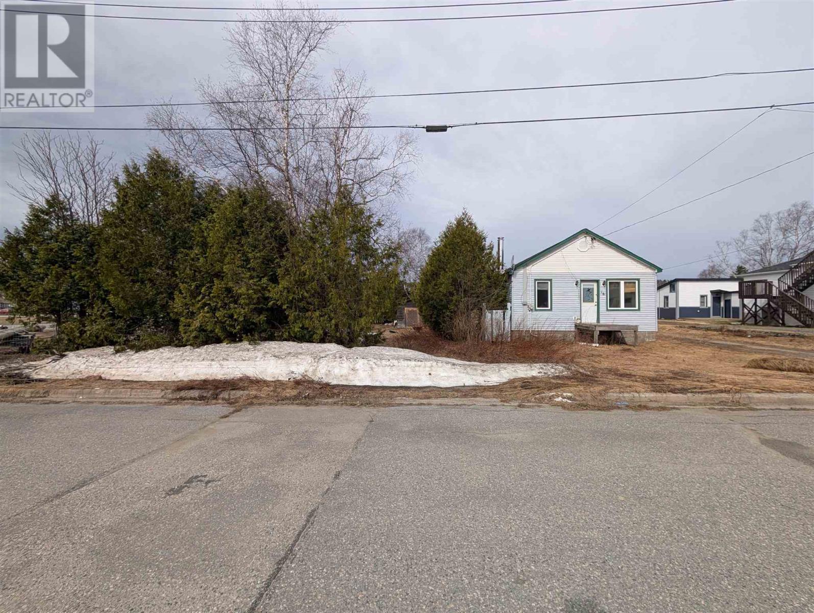 16-18 First Ave, Wawa, Ontario  P0S 1K0 - Photo 2 - SM260866