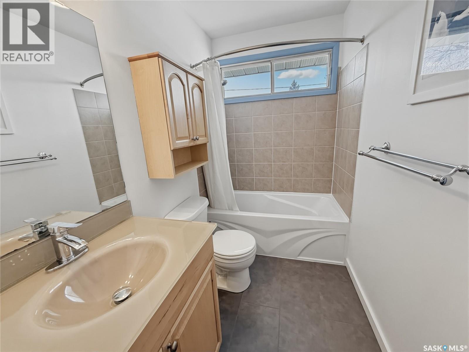 300 Ash Place, Swift Current, Saskatchewan  S9H 3E4 - Photo 14 - SK034711