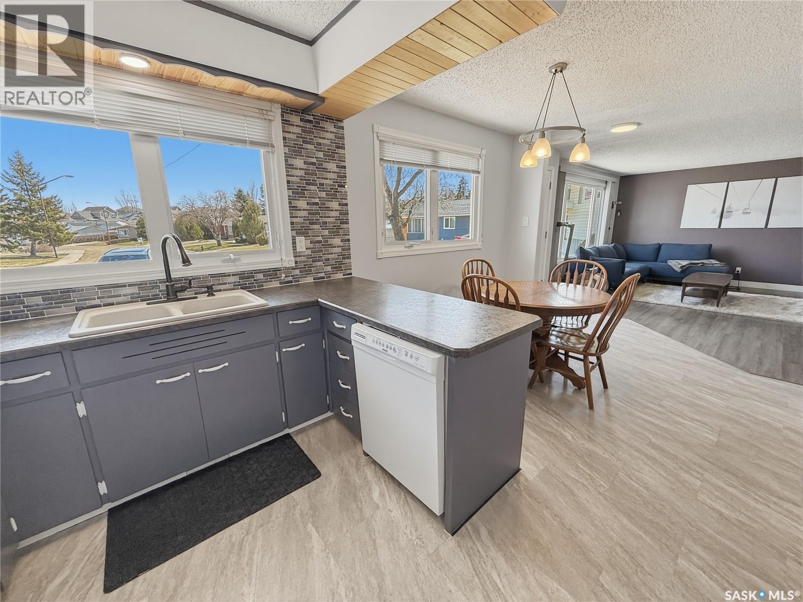300 Ash Place, Swift Current, Saskatchewan  S9H 3E4 - Photo 5 - SK034711