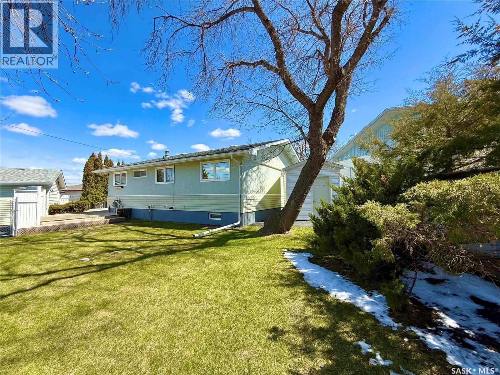 300 Ash Place, Swift Current, Saskatchewan  S9H 3E4 - Photo 38 - SK034711