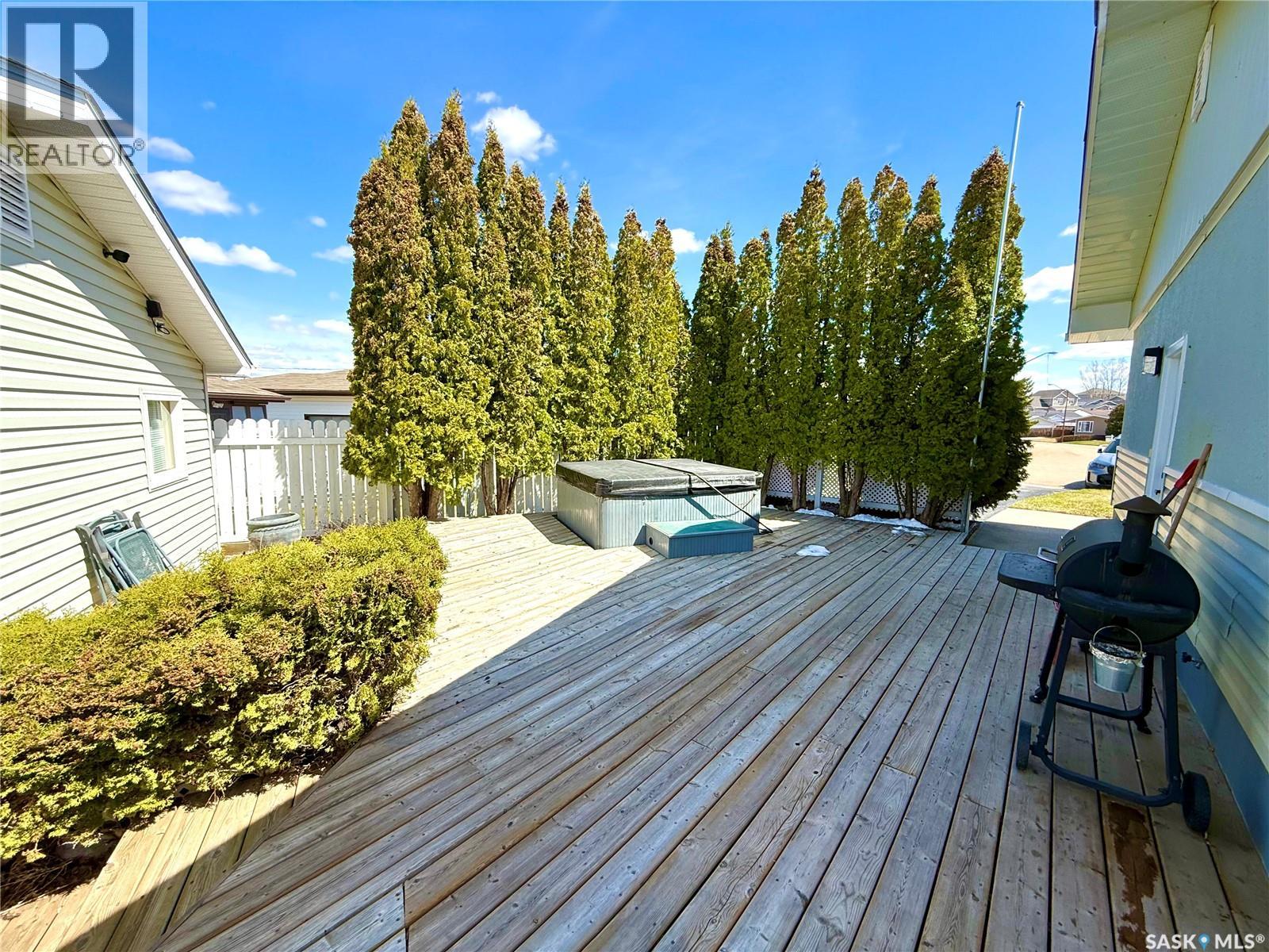 300 Ash Place, Swift Current, Saskatchewan  S9H 3E4 - Photo 34 - SK034711