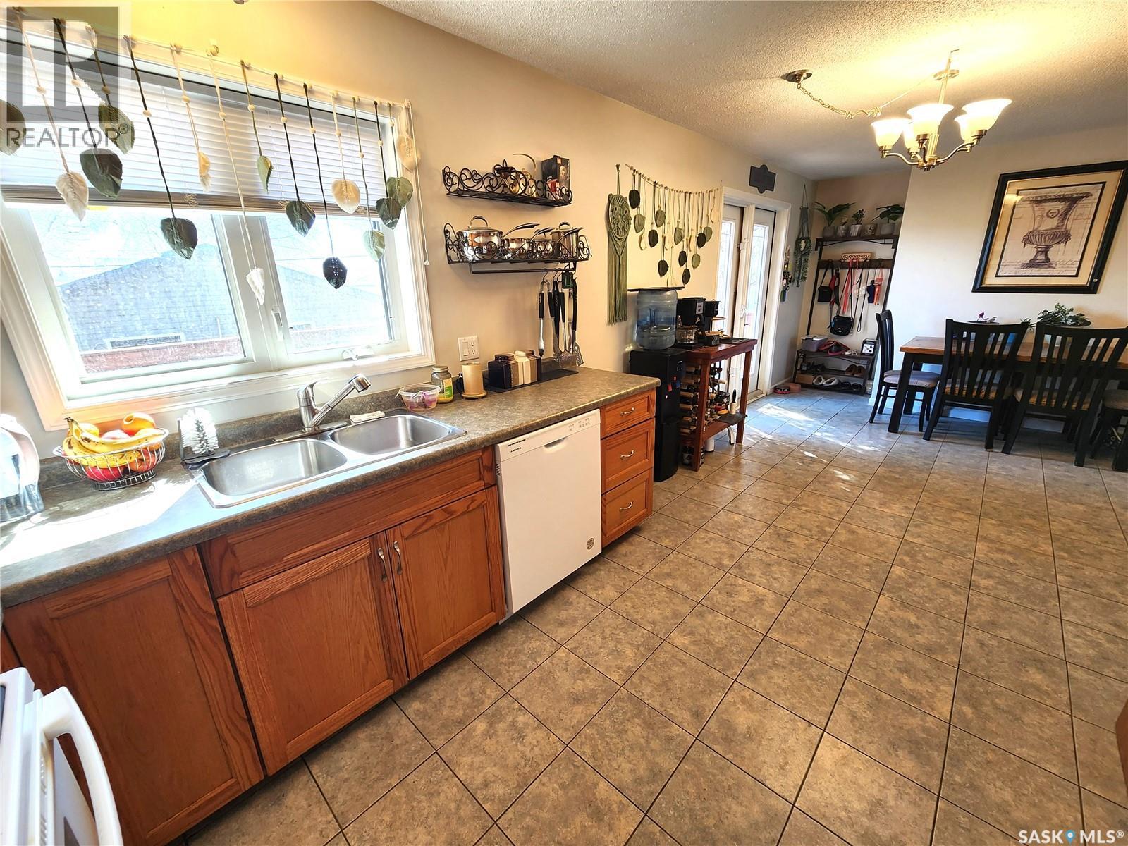 1330 8th Street, Estevan, Saskatchewan  S4A 1H6 - Photo 11 - SK034792