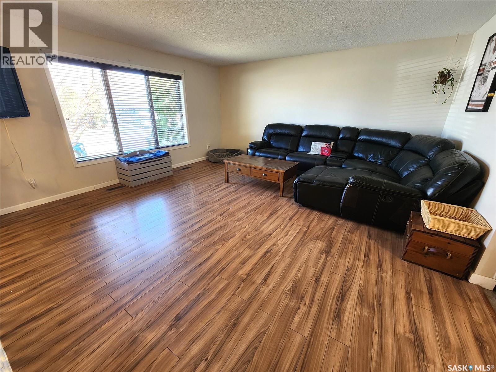 1330 8th Street, Estevan, Saskatchewan  S4A 1H6 - Photo 3 - SK034792