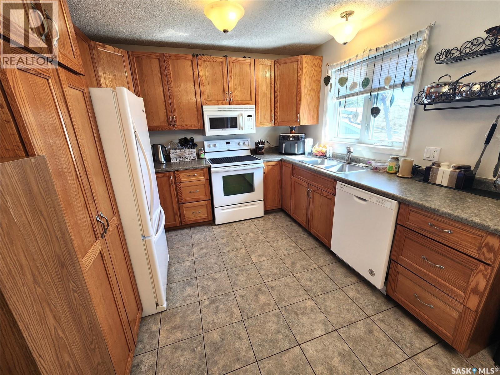 1330 8th Street, Estevan, Saskatchewan  S4A 1H6 - Photo 9 - SK034792