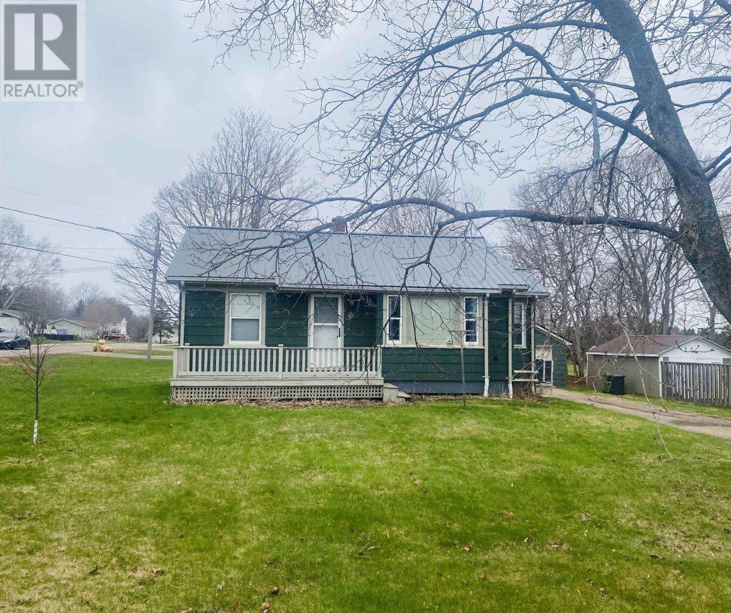 6 Gordon Drive, Charlottetown, Prince Edward Island  C1A 6B7 - Photo 3 - 202609613