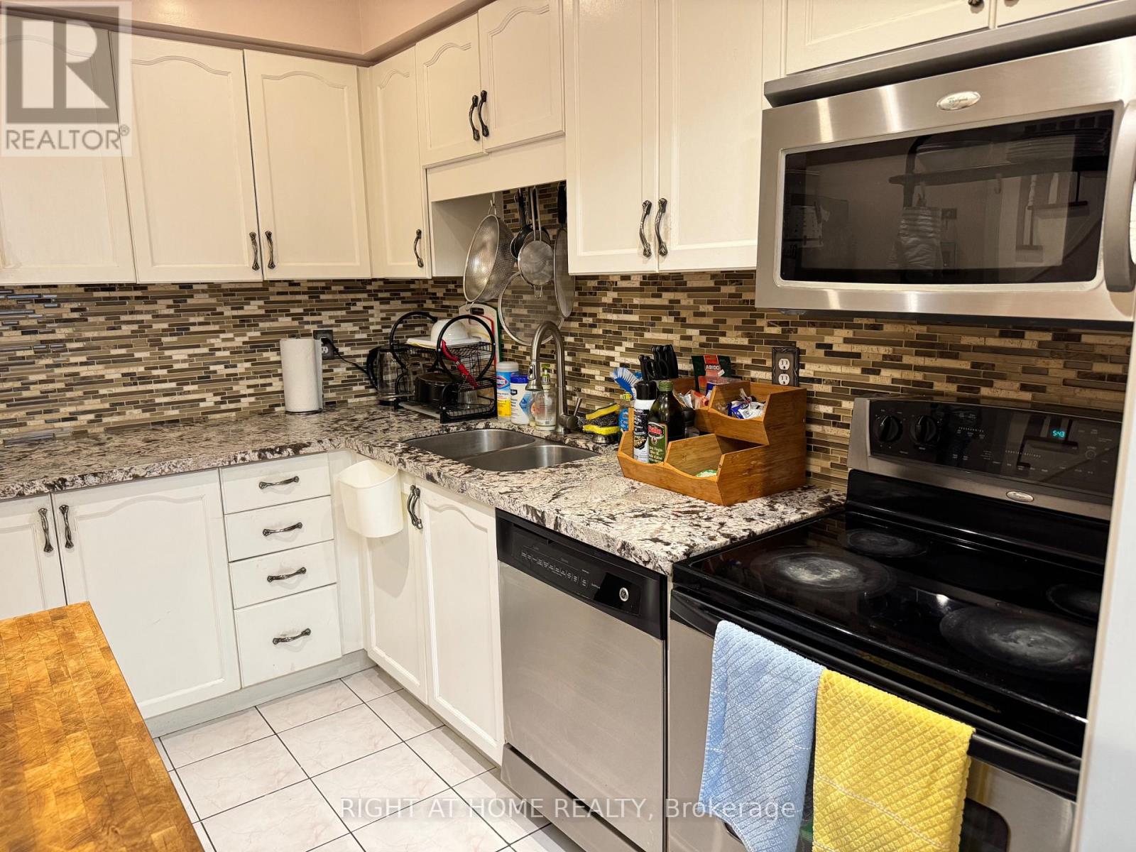 Upper - 3843 Densbury Drive, Mississauga, Ontario  L5N 6Z3 - Photo 10 - W13079972