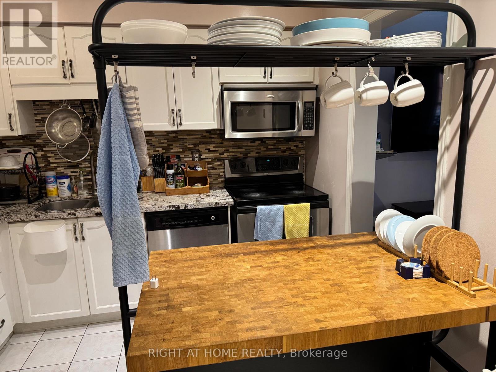 Upper - 3843 Densbury Drive, Mississauga, Ontario  L5N 6Z3 - Photo 11 - W13079972