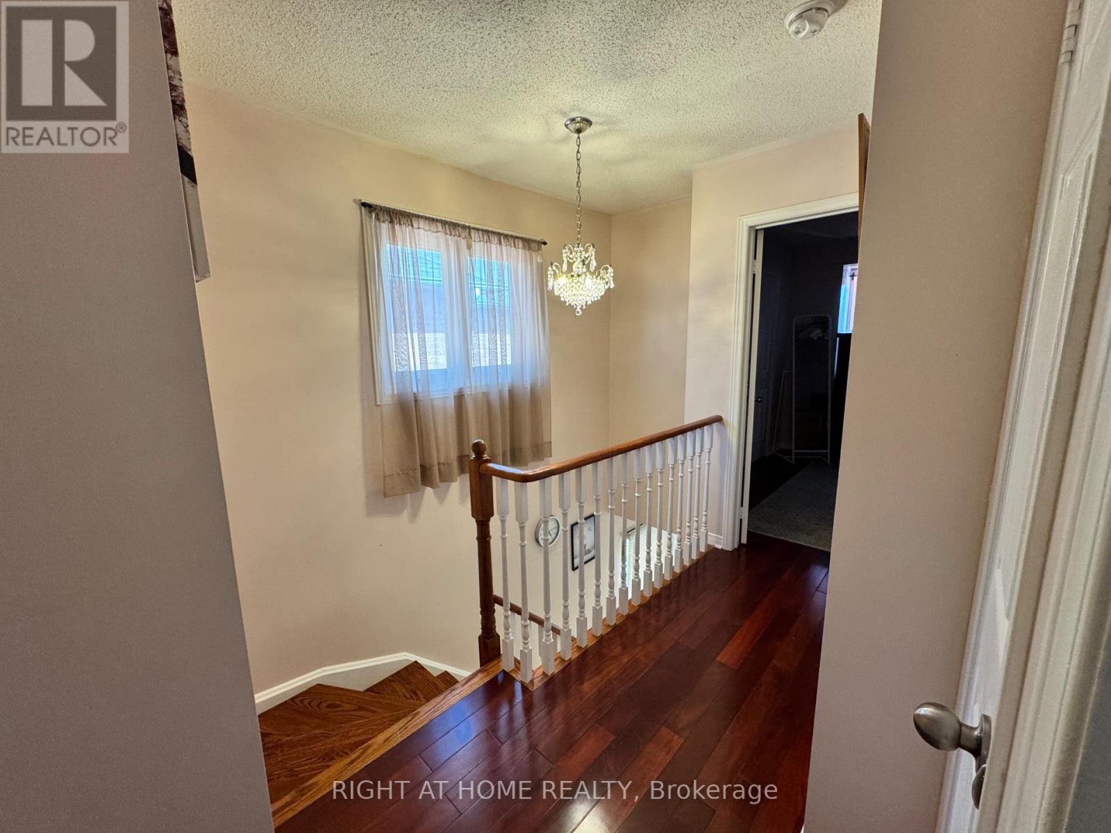Upper - 3843 Densbury Drive, Mississauga, Ontario  L5N 6Z3 - Photo 16 - W13079972