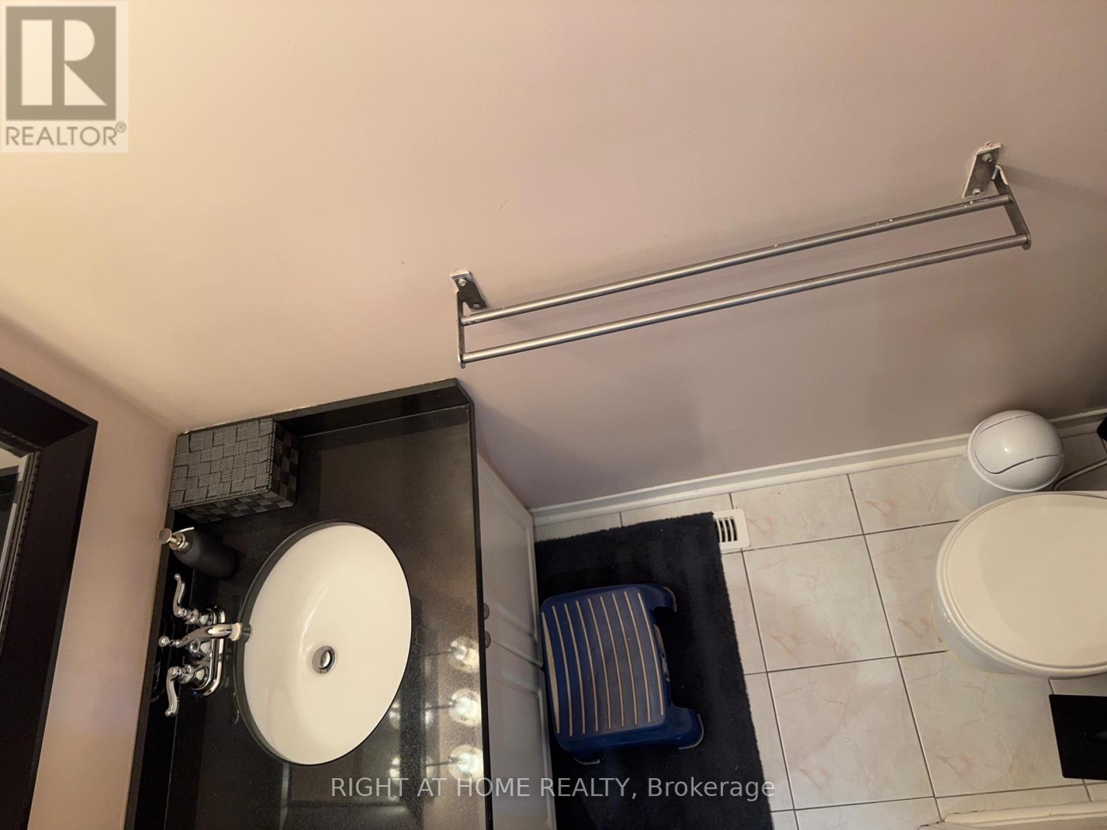 Upper - 3843 Densbury Drive, Mississauga, Ontario  L5N 6Z3 - Photo 4 - W13079972