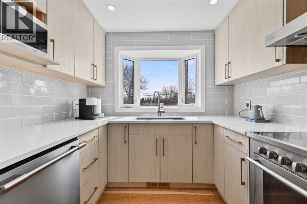 12 Glacier Drive SW, Calgary, Alberta  T3E 5A1 - Photo 8 - A2305055
