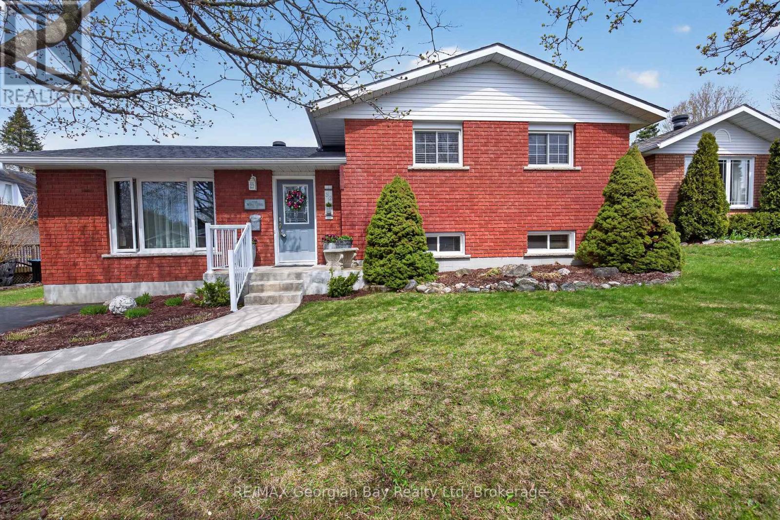 32 BONAVENTURE PLACE, Penetanguishene, Ontario