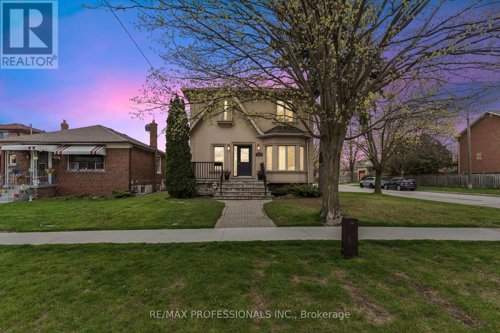 102 North Carson Street, Toronto, Ontario  M8W 4V5 - Photo 2 - W13080174