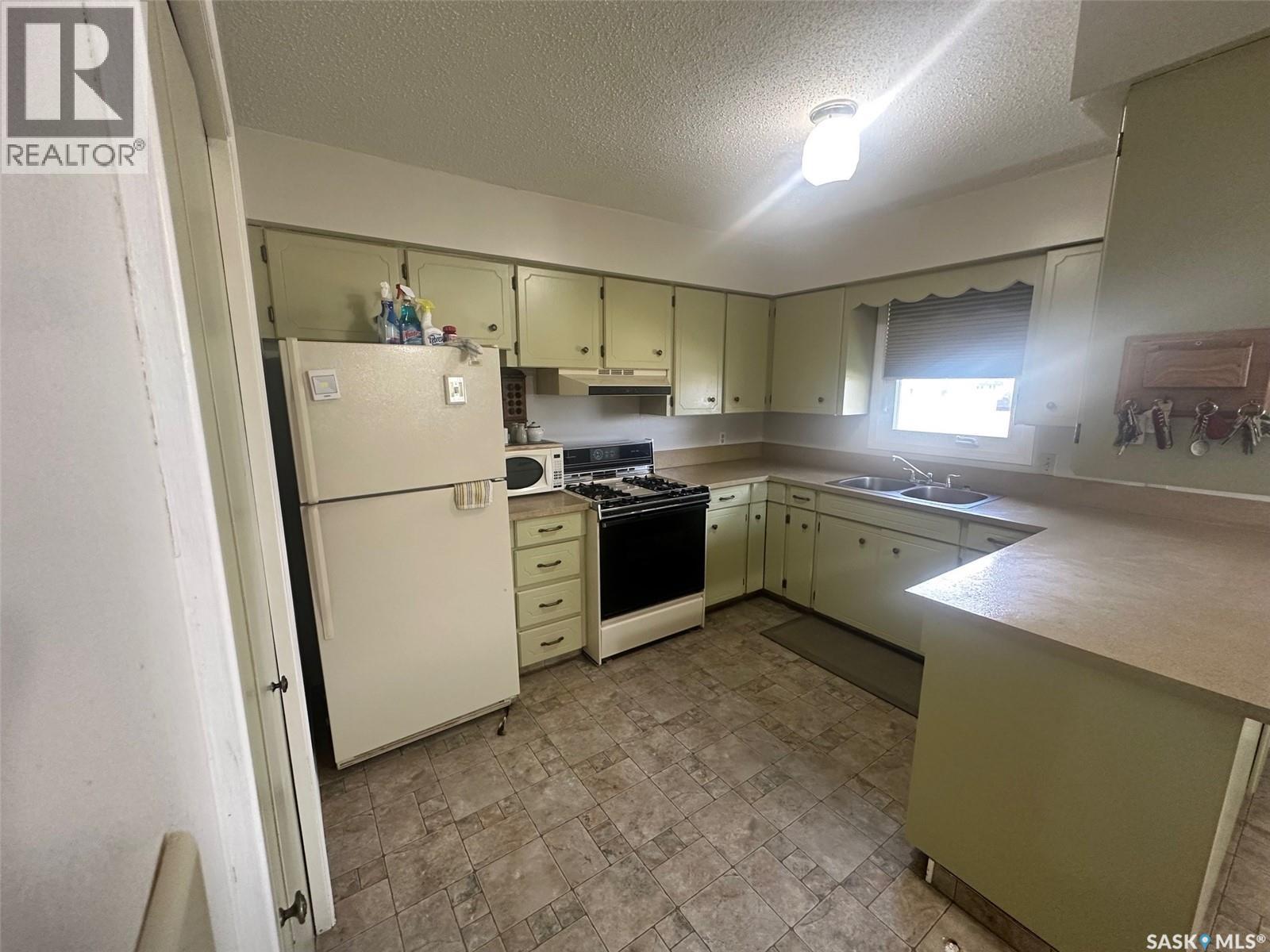 610 Hudson Street, Hudson Bay, Saskatchewan  S0E 0Y0 - Photo 3 - SK034824