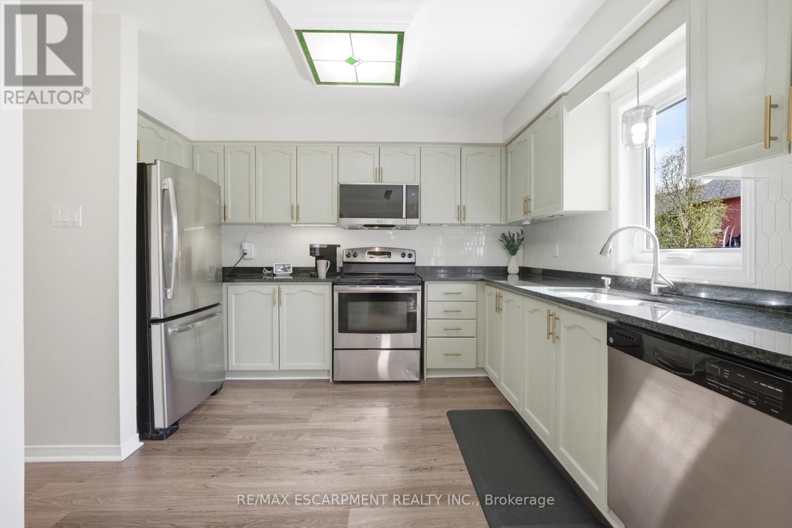 51 Harnesworth Crescent, Hamilton (Waterdown), Ontario  L8B 0J3 - Photo 11 - X13080824
