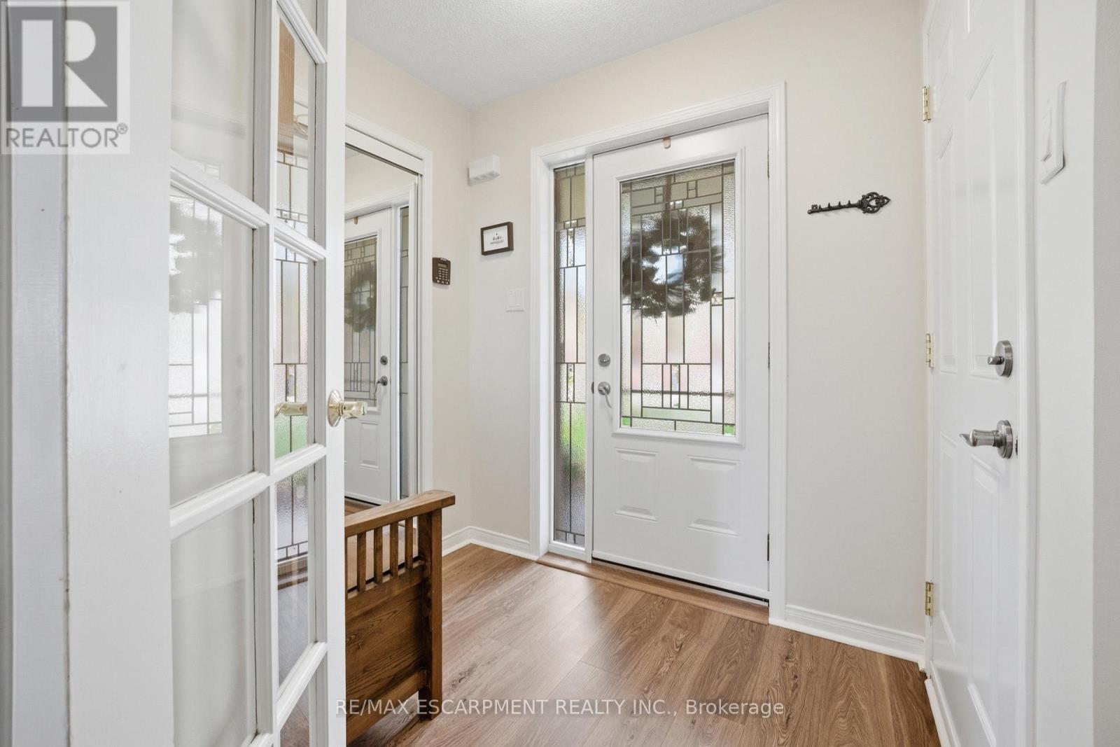 51 Harnesworth Crescent, Hamilton (Waterdown), Ontario  L8B 0J3 - Photo 4 - X13080824