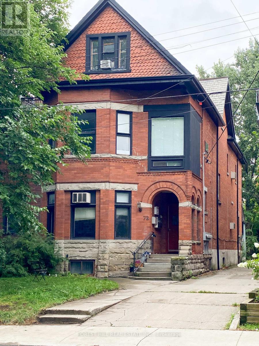 4 - 72 WALMER ROAD, Toronto, Ontario