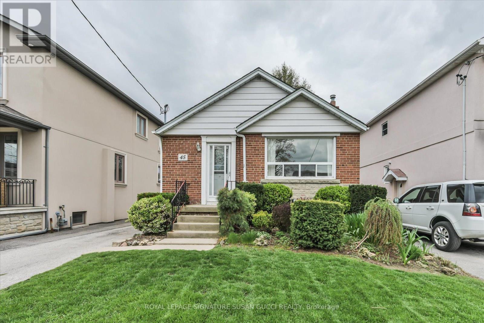 45 Joanith Drive, Toronto, Ontario  M4B 1S8 - Photo 2 - E13081166