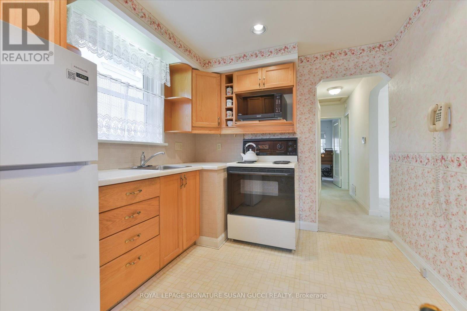 45 Joanith Drive, Toronto, Ontario  M4B 1S8 - Photo 9 - E13081166