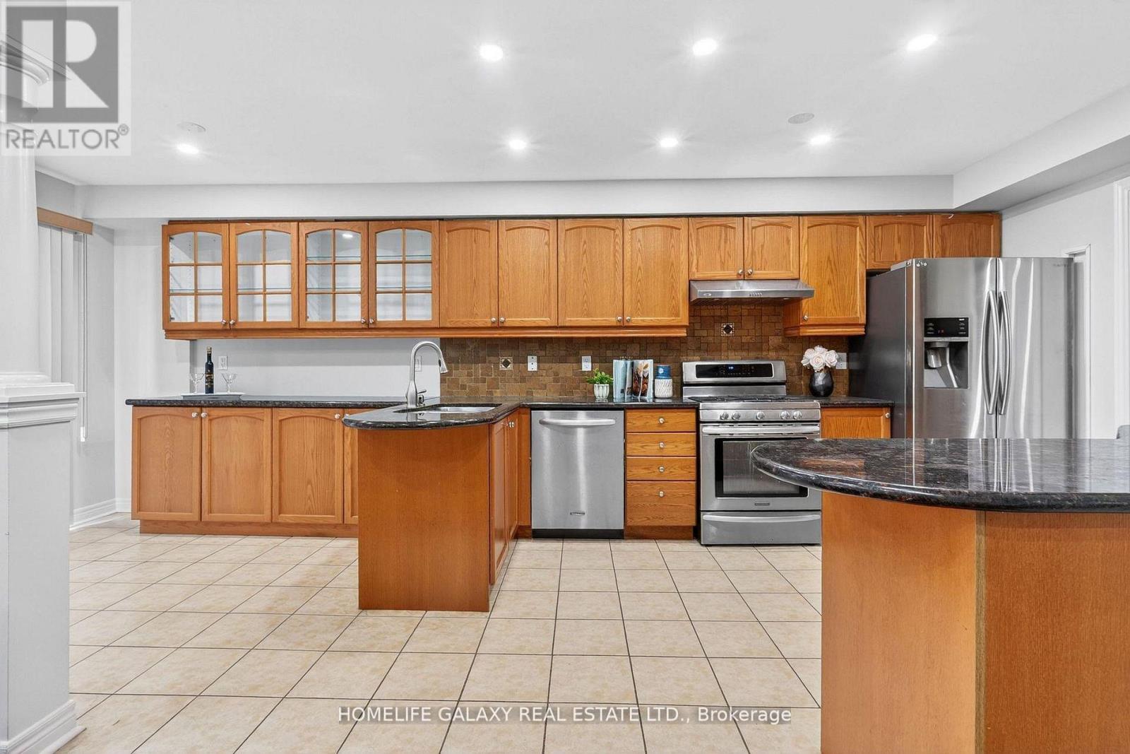 302 Redstone Road, Richmond Hill, Ontario  L4S 2V6 - Photo 12 - N13081182