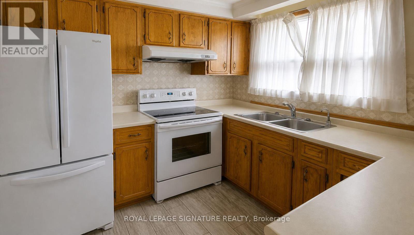 4 Imogene Avenue, Toronto, Ontario  M9M 1N6 - Photo 3 - W13081082