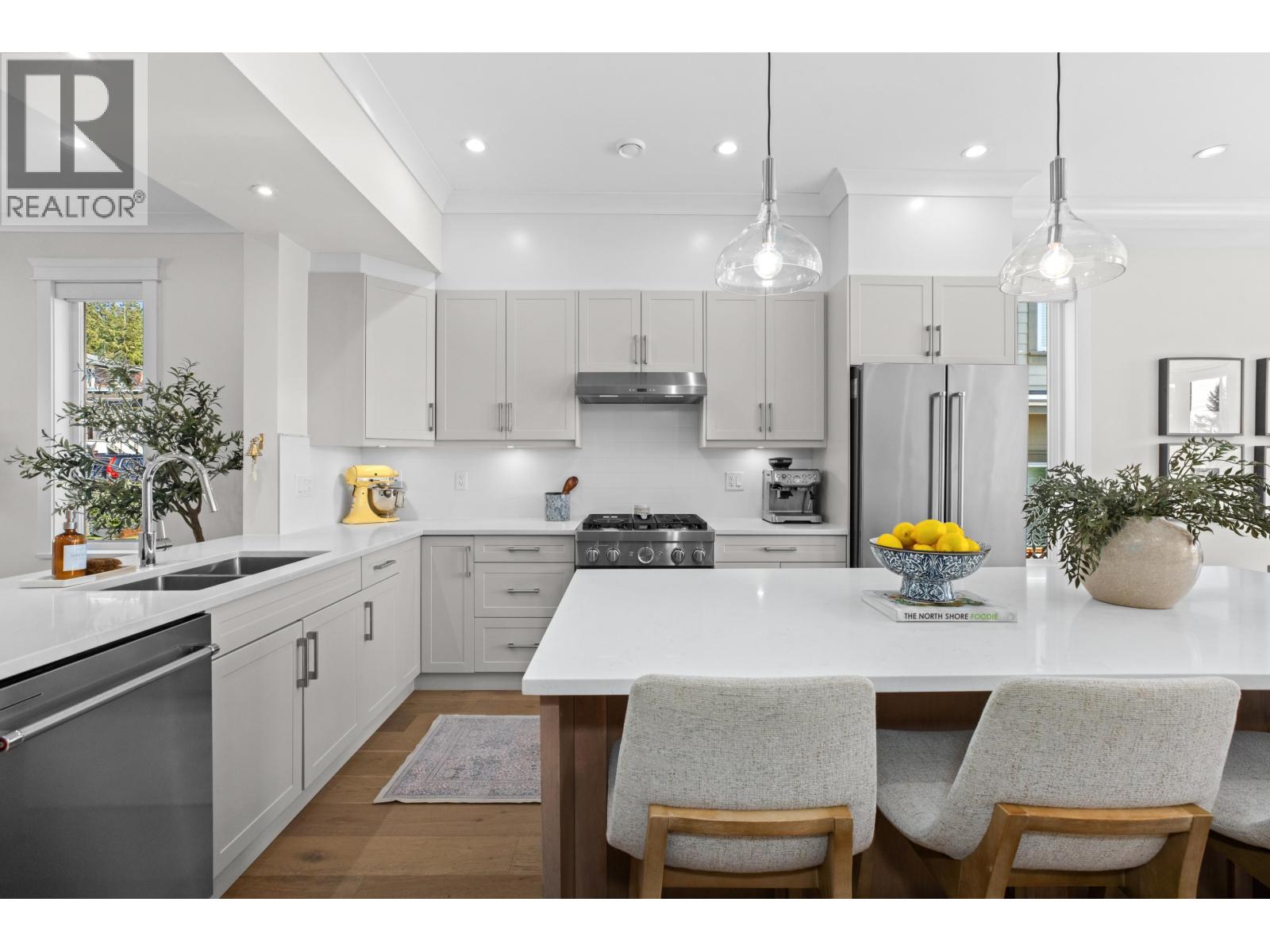 215 E 22nd Street, North Vancouver, British Columbia  V7L 3C5 - Photo 2 - R3118955