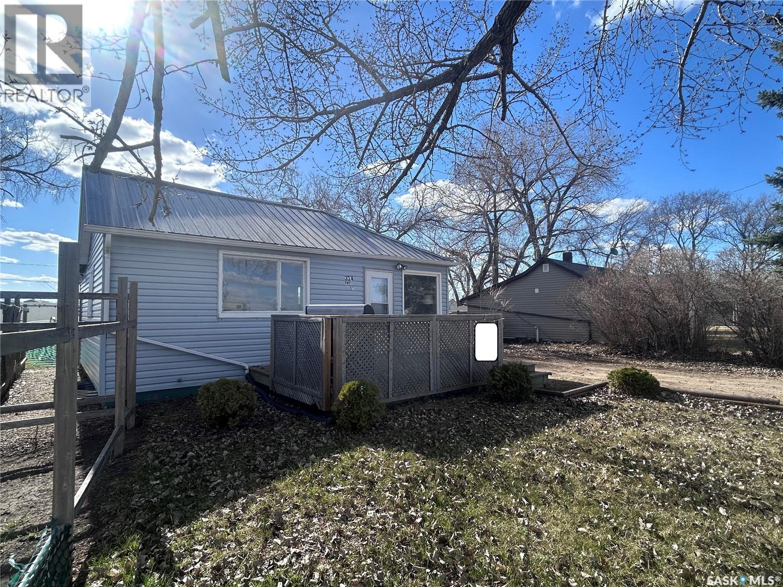 314 Railway Street, Bienfait, Saskatchewan  S0C 0M0 - Photo 2 - SK029336