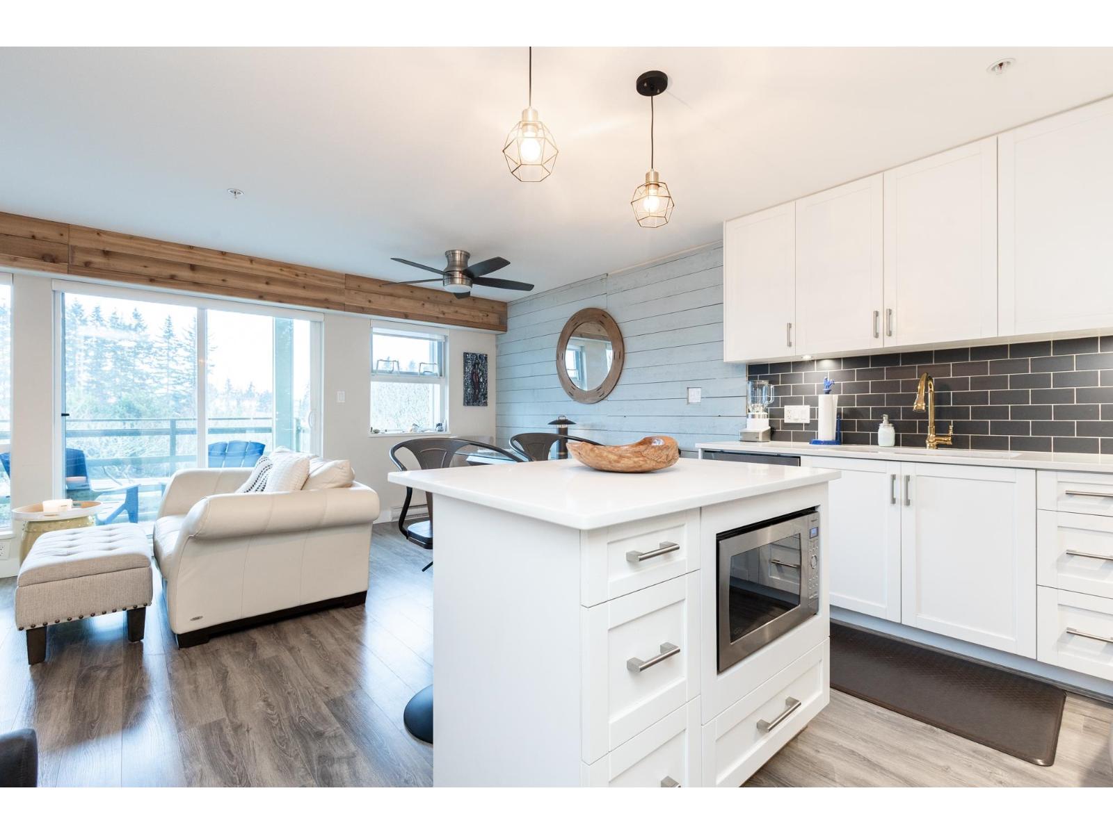 309 15735 Croydon Drive, Surrey, British Columbia  V3Z 2L5 - Photo 1 - R3084496