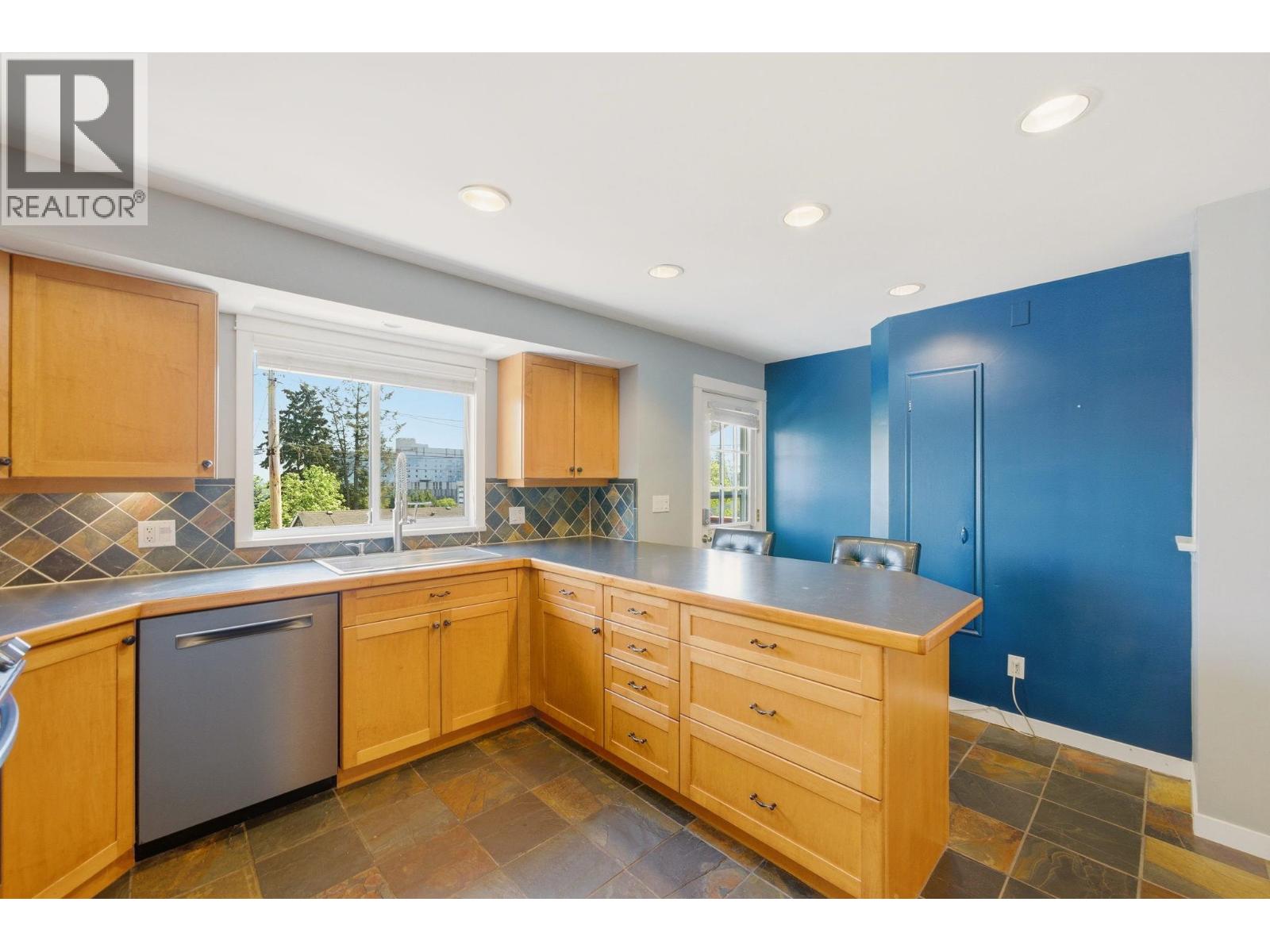 412 Blair Avenue, New Westminster, British Columbia  V3L 4A3 - Photo 6 - R3118957
