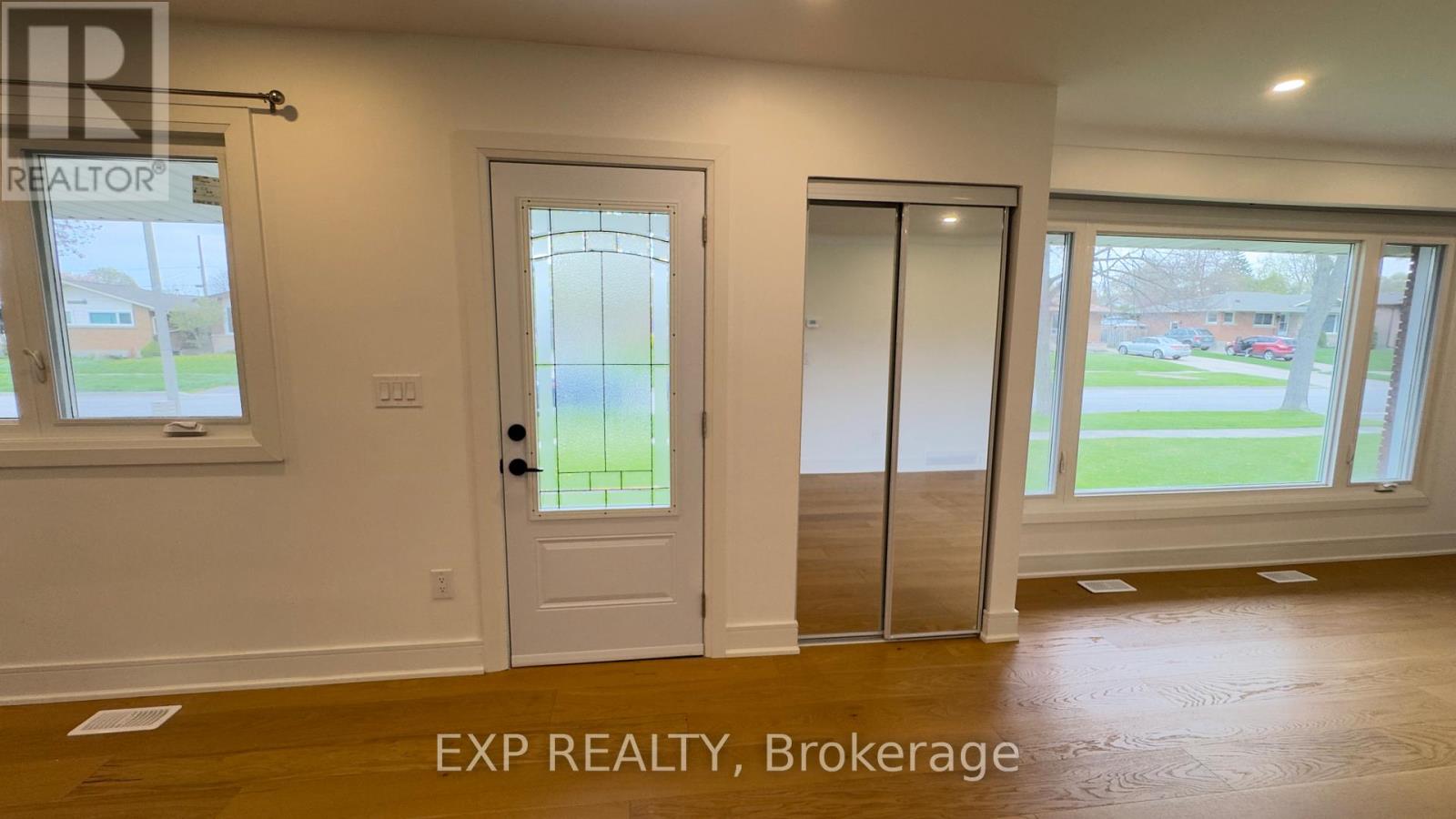 Main - 21 Clearview Heights, St. Catharines, Ontario  L2T 2W2 - Photo 2 - X13081372
