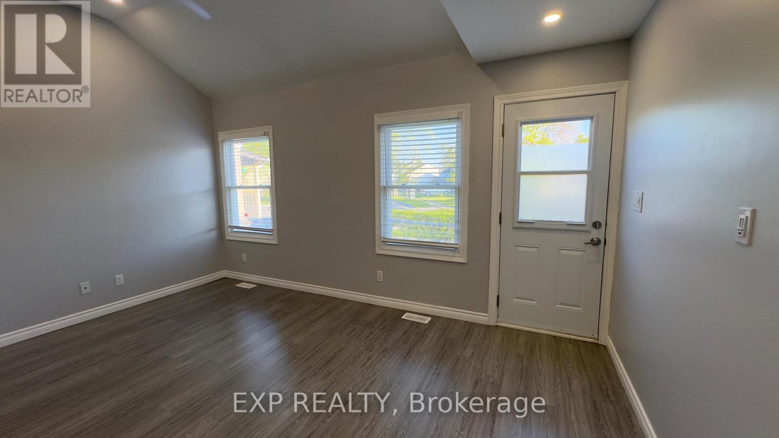 5 Plymouth Avenue, St. Catharines, Ontario  L2R 2X8 - Photo 2 - X13081398