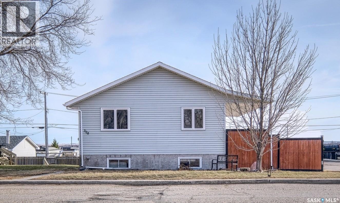 304 2nd AVENUE E, Biggar, Saskatchewan
